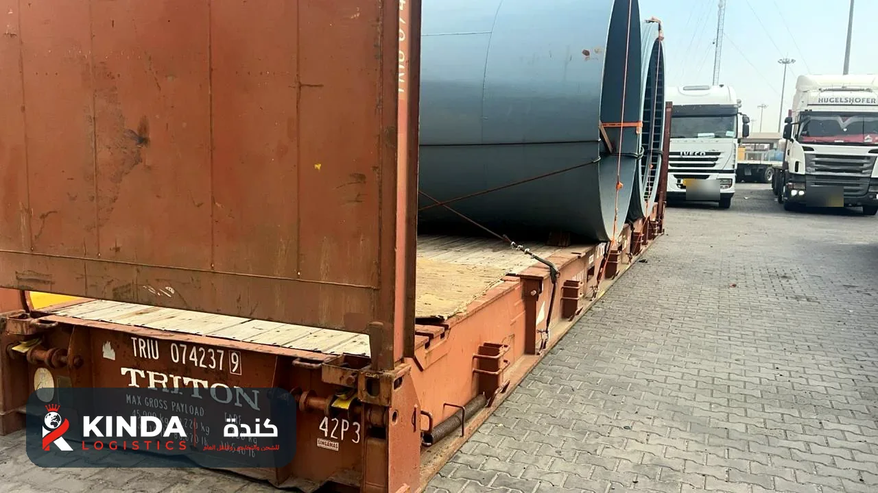 لفائف حديد على حاوية مسطّحة